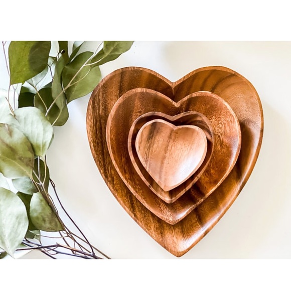 TLM MEDIUM HEART SHAPED HAND CARVED ACACIA WOOD BOWL - Picture 1 of 5
